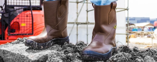 Gunakan Sepatu Safety Boots Saat Bekerja di Lokasi Ini!